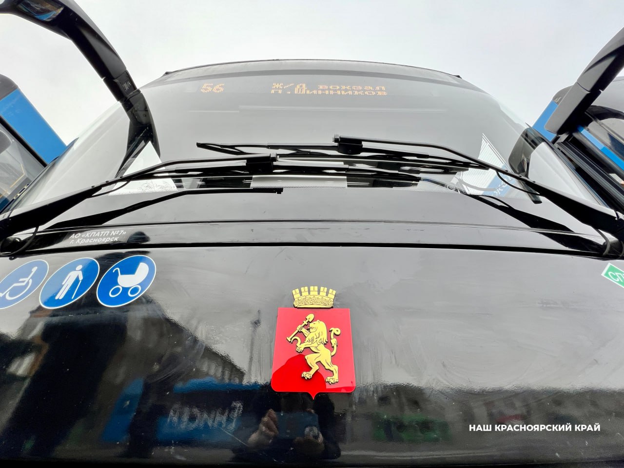 Для Красноярска спроектируют новую маршрутную сеть в которую войдёт метро В ноябре текущего года мэрия планирует заключить контракт с проектной организацией на проведение научно исследовательской работы Её итогом станет документ планирования регулярных пассажирских перевозок Исследования завершат в 2026 году Новую маршрутную сеть разработают для всех видов транспорта А документ войдёт в программу Обеспечение пассажирских перевозок транспортом общего пользования в Красноярске Накануне депутаты горсовета одобрили проект программы на которую в бюджете города только на следующий год предусмотрено 3 1 млрд рублей в том числе 1 1 млрд рублей на обновление автобусного парка Работа проводится в рамках подготовки города к 400 летию