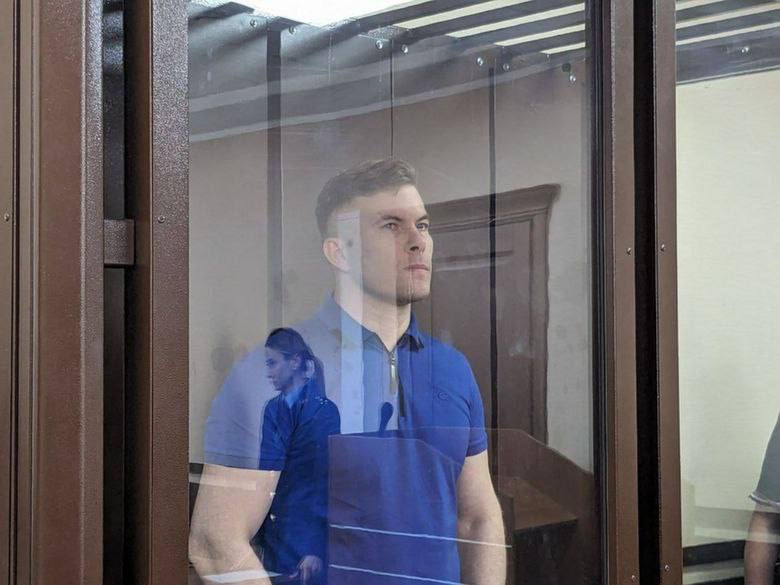 Бывший вице мэр Барнаула Антон Шеломенцев требует отменить несправедливый приговор Экс чиновника приговорили к 8 5 годам колонии строгого режима и штрафу 2 1 млн за мошенничество 4 сентября началось рассматрение апелляции Осуждённый назвал приговор незаконным призвал его пересмотреть и вынести оправдательное решение Шеломенцев отметил что его оговорили Таким образом напрашивается вывод что следствие шло по ложному пути А суд первой инстанции исказил обстоятельства дела заявил Шеломенцев Всего на приговор суда подано три апелляционные жалобы Первые две подали Шеломенцев и его адвокат а третью гособвинитель который требует ужесточить наказание до 11 лет лишения свободы со штрафом 25 млн рублей по материалам Амител