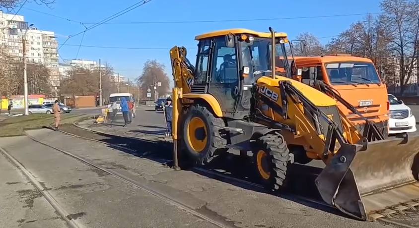 Дорожные ремонтники, наконец-то, добрались до перекрестка трёх улиц, где автомобилисты погубили не один десяток шин.    10 декабря во Владикавказе на перекрёстке улиц Цоколаева, Доватора и Московского шоссе начались масштабные ремонтные работы. Капитальный ремонт этого важного транспортного узла проводят ВМБУ «Спецэкосервис» совместно с ВМУП «Владтрамвай».   "В связи с плохим состоянием дорожного полотна на этом участке было затруднено движение как трамваев, так и автомобилей. Это вызывало значительные неудобства для жителей города и приводило к образованию пробок. В результате было принято решение о проведении капитального ремонта. Работы будут проводиться поэтапно, чтобы минимизировать неудобства для водителей и пассажиров трамвая", - пояснили в «Спецэкосервисе».  В связи с началом ремонтных работ водителей просят заранее планировать маршруты и использовать объездные дороги. Отметим, на этот перекрёсток часто жаловались автомобилисты, так как на выбоинах и ямках рвали колеса.   Основа