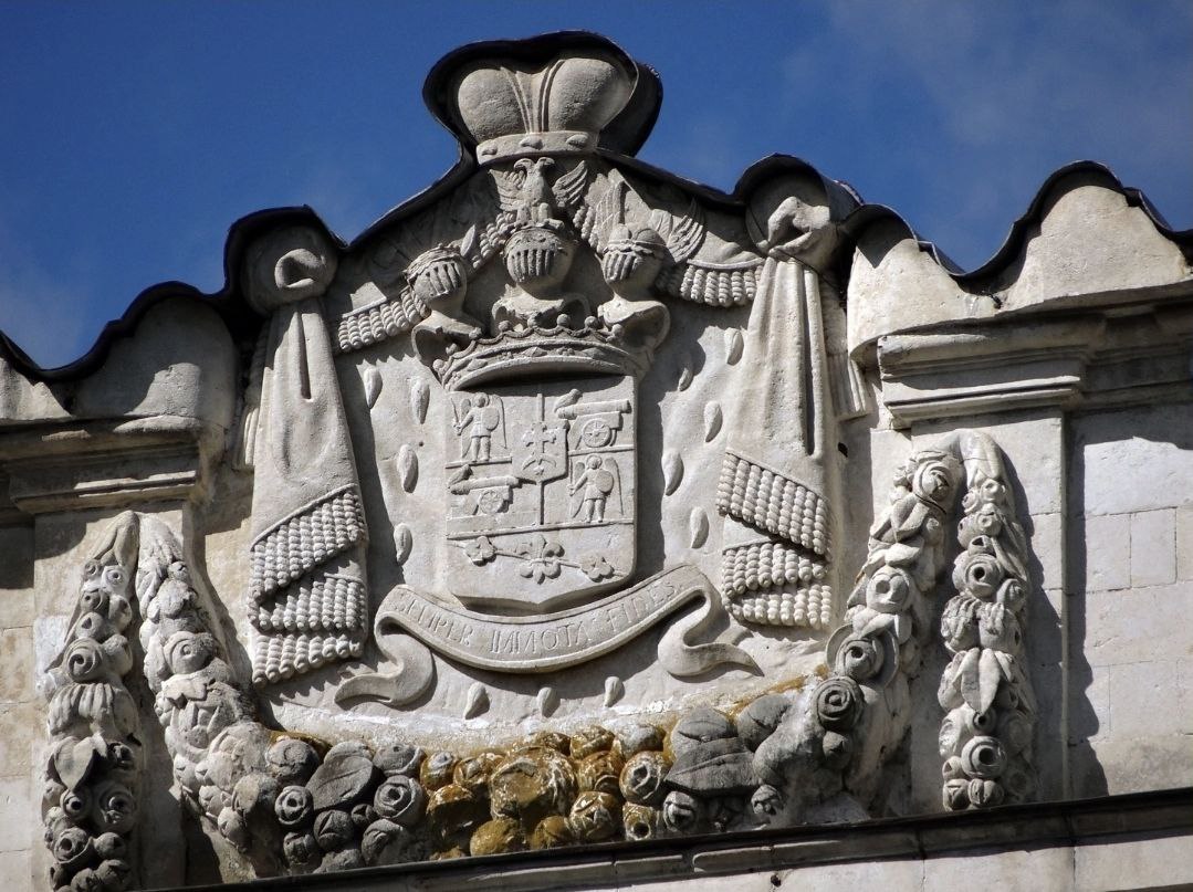 Совладелец ювелирной компании купил одну из самых известных заброшенных усадеб Подмосковья Компания ДОМ РФ накануне определила победителя аукциона по продаже усадебного комплекса XVIII XIX веков Воронцовых Дашковых Им стал бизнесмен Михаил Масловский По данным из открытых источников Масловский совладелец крупной сети ювелирных магазинов также он контролирует компанию которая специализируется на часах и украшениях В торгах приняли участие четверо претендентов из двух регионов России Начальная цена усадьбы составляла почти 132 миллиона рублей это 15 зданий общей площадью 5 9 тысячи квадратных метров в селе Быково Два из них главный усадебный дом и ротонда объекты культурного наследия федерального значения В итоге усадьбу продали за 270 56 миллиона рублей Как именно будет использовать усадьбу новый собственник неизвестно rodinargru