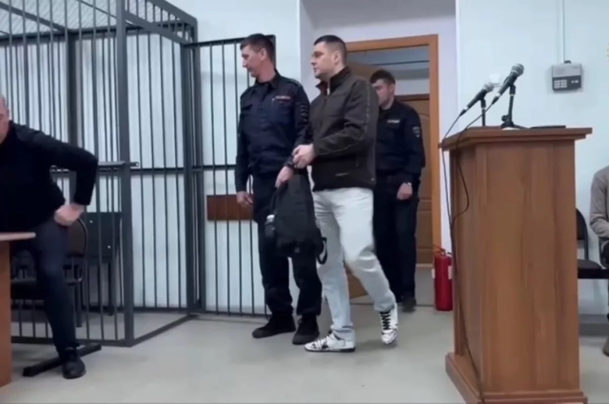 Суд Владивостока вынес приговор организатору и участникам преступного сообщества, занимавшегося отмыванием денег. Прокуратура Ленинского района доказала вину Антона Семикина, Александра Крикуна, Марка Прибылева, Сергея Чераева и Евгения Чена.         Организатор Семикин получил 15 лет 3 месяца колонии строгого режима  . Его соучастникам назначили от 9 до 9,5 лет колонии общего режима. Все — с дополнительными наказаниями.         Группа признана виновной по тяжким статьям:   • Организация ОПГ  ст. 210 УК РФ    • Отмывание денег   в особо крупном размере  ст. 174.1 УК РФ    • Нелегальные банковские операции    ст. 172 УК РФ    • Мошенничество  ст. 159 УК РФ    • Незаконное предпринимательство  ст. 171 УК РФ .    #Приговор #ОтмываниеДенег #ОПГ #Владивосток #Конфискация #Прокуратура #ФСБ #Приморье #Колония #УголовноеДело  Подробнее