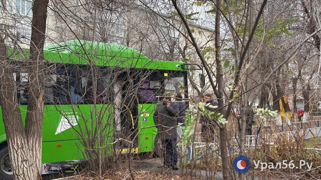 Урал56 Ру Оренбург Орск Жильцов пострадавшего от пожара дома в Оренбурге начали пускать в квартиры чтобы они смогли забрать свои уцелевшие вещи Верхние этажи пострадали полностью Сейчас жители Больничного переулка 10 ждут своей очереди на автобусы