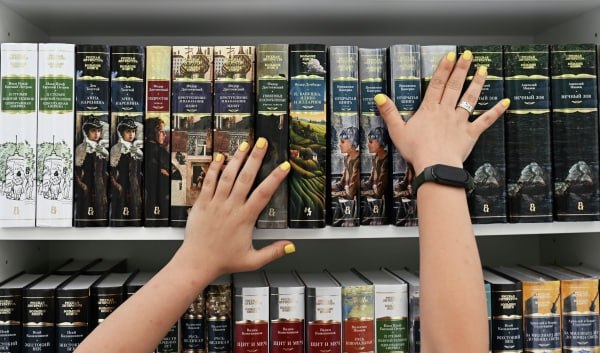 Исследование выявило число читающих бумажные книги россиян Литературу в таком виде предпочитают 72% респондентов. Несмотря на тренд на цифровизацию, электронные носители использует только каждый пятый. Слушают книги 7,1% россиян, следует из результатов опроса холдинга «Ромир». Каждый день читают только 9,5% россиян. Почти каждый пятый из опрошенных обращается к книге реже, чем раз в месяц. «60% россиян уделяют время чтению литературы в той или иной мере», — говорится в материалах исследования. Опрос также показал, что россияне любят научно-популярную литературу, современную прозу, детективные истории и фантастику. Лидером в предпочтениях стала классическая литература, которую выбирают 36% читающих книги. Подпишись на «Говорит Москва»