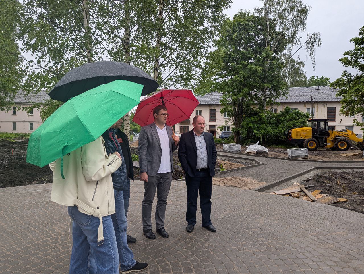 Ливень — не повод приостанавливать работы по благоустройству. Убедился председатель комитета по ЖКХ Ленобласти Егор Мищеряков с командой во время рабочей поездки в Приозерский район. «По нацпроекту «Инфраструктура для жизни» Ленобласть в этом году благоустраивает более 100 общественных территорий. Спортплощадка в Красноозерном на Школьной улице — один из эталонных объектов. Вовремя начали работы по благоустройству, финал — не за горами: уже установлены практически все малые архитектурные формы и выполнено озеленение. В поселении разработана концепция развития территорий до 2035 года, и это позволяет максимально эффективно ранжировать и воплощать проекты с федеральной и региональной поддержкой», — отметил Егор Мищеряков. Также оценили ход работ в Плодовом, где ведется благоустройство возле новой амбулатории, обустройство общественного пространства на Кирова — Привокзальной — Маяковского и двора на Чапаева в Приозерске. Работы идут по графику, уже заказаны запланированные малые архитектурные формы. А в Раздолье проверили качество содержания пространств, благоустроенных в предыдущие годы. Это — важный показатель для областной поддержки будущих проектов. В деревне качество на высоте.