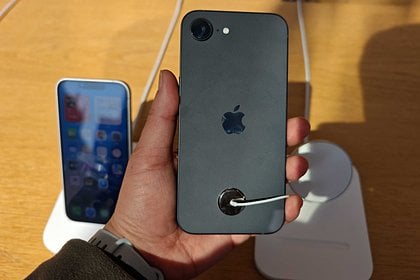 Самый дешевый iPhone начал ломаться  Пользователи нового смартфона iPhone 16e рассказали о проблемах с передачей звука по Bluetooth. На это обратило внимание издание MacRumors. Соответствующие жалобы начали появляться на официальном форуме Apple и Reddit. По словам автора публикации на Apple Discussions, его смартфон начал «заикаться» во время воспроизведения музыки через беспроводные наушники. «Звук останавливается на секунду, а затем снова включается», — заметил пользователь самого дешевого смартфона Apple, который стоит 599 долларов, или около 51 тысячи рублей. «У меня та же проблема, когда iPhone 16e подключается к любому устройству Bluetooth», — заметил пользователь под ником andre2342. «Как только я начал пользоваться 16e, у меня начались проблемы с Bluetooth», — написал посетитель сайта под ником oarriaga08. «Пойду сдавать телефон в магазин», — признался пользователь Reddit под ником OscarZ321.