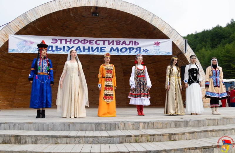 Представительница Ольской районной ассоциации коренных малочисленных народов Севера получила титул «Краса Охотского моря». Ольгу Якушкову наградили в рамках пятого Межрегионального этнофестиваля «Дыхание моря». Он прошел в Магадане, в парке «Дюкча». Гостей угощали национальными блюдами азербайджанской, армянской, бурятской, грузинской, киргизской, корякской, узбекской, эвенской кухонь. Также можно было наблюдать за работой «Города мастеров», слушать песни и музыку разных стран, исполнить обряд Благодарения моря. На фестивале наградили победителей фотоконкурса «Удивительный миг» и конкурса «Экорыбалка». Этнофестиваль совпал с празднованием Дня Охотского моря и Международного дня коренных народов мира.