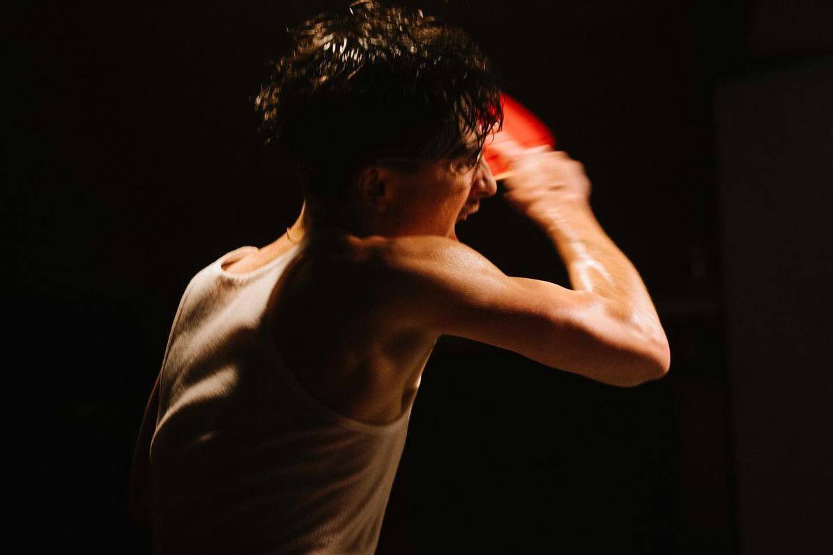 Марти Великолепный стал самым кассовым хитом A24 в США Спортивная драма с Тимоти Шаламе собрала в домашнем прокате 80 млн долларов обойдя предыдущего рекордсмена студии оскароносный Всё везде и сразу 77 млн Об этом сообщает Variety Лента Джоша Сэфди о восхождении звезды настольного тенниса стала еще и самым дорогим проектом в истории инди гиганта бюджет составил внушительные 70 млн долларов   Абсолютный мировой рекорд пока устоял в глобальном прокате Всё везде и сразу удерживает планку в 142 млн у Марти пока 97 млн Зато Шаламе уже получил за эту роль Золотой глобус и метит на Оскар settersmedia news