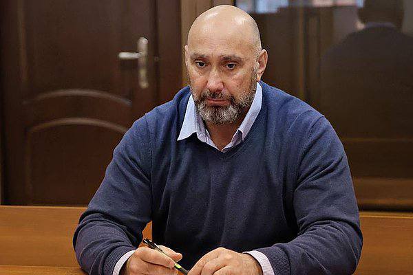 В Москве суд пересмотрит дело оправданного за аферы бывшего краснодарского полковника МВД В пятый раз в суд поступило уголовное дело бывшего заместителя начальника полиции управления на транспорте МВД по Южному федеральному округу полковника Адама Яхутля обвиняемого в особо крупном мошенничестве Первое заседание назначено на 29 декабря рассмотрение дела проходит в Мосгорсуде Яхутлю инкриминируют преступление предусмотренное ч 4 ст 159 УК РФ мошенничество совершённое организованной группой либо в особо крупном размере или повлекшее лишение права гражданина на жилое помещение По версии следствия Яхутль пообещал за сумму эквивалентную почти 1 5 млн добиться прекращения уголовного преследования бывшего заместителя председателя правления Мособлбанка Дмитрия Васильева обвиняемого в хищении нескольких десятков млрд руб и объявленного в международный розыск   свои фото видео и истории присылайте нашему боту prostokrd bot Подпишись на наш канал в Telegram MAX