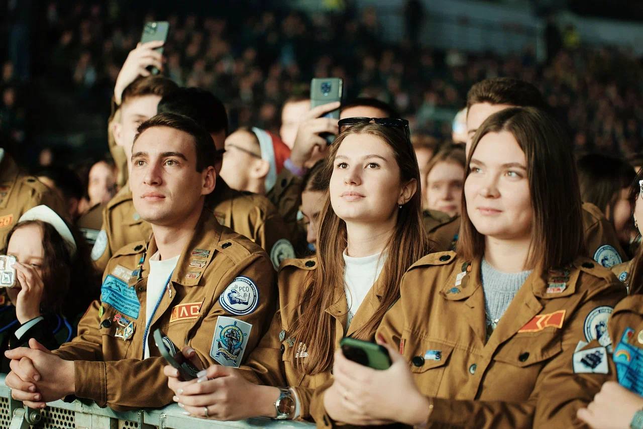 В Красноярске проходят Всероссийские конкурсы профмастерства Российских студенческих отрядов Конкурсы проходят с 11 по 13 ноября в рамках Всероссийского слёта студенческих отрядов посвящённого окончанию 66 го трудового сезона Они охватывают девять направлений отряды проводников отряды железнодорожного транспорта строительные сервисные педагогические сельскохозяйственные медицинские производственные отряды а также трудовые отряды подростков Это важный этап развития будущих молодых специалистов Конкурсы стимулируют профессиональный рост учат работать в команде решать реальные задачи и готовят молодых к будущему трудоустройству Кроме того такие мероприятия способствуют повышению привлекательности рабочих профессий для молодежи и общества в целом Отдельно отмечу что эти конкурсы всегда проходят при поддержке и участии наших работодателей что является дополнительной возможностью для участников заявить о себе В этом году в соревнованиях участвуют более 300 студентов в более 30 различных профессиях и направлениях отметил Михаил Киселев первый заместитель председателя комитета Госдумы по молодежной политике председатель правления Российских студенческих отрядов Итоги конкурсов объявят 14 ноября Организаторы РСО совместно с Министерством образования и науки РФ правительством Красноярского края и СФУ Генпартнер ПАО Газпром спонсор АО Россельхозбанк стратегический партнер технологическая компания VK генеральный информационный партнер ТАСС Чтобы присоединиться к движению РСО и бесплатно обучиться востребованным рабочим профессиям достаточно заполнить простую форму на сайте трудкрут com или позвонить в кол центр РСО по номеру 8 800 770 0 117 Если у вас есть интересные новости пишите нам сюда severokraibot