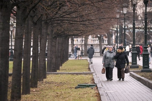 Синоптик счёл февраль 2025 года в Москве самым сухим в XXI веке  Такую оценку уходящему месяцу дал ведущий специалист центра погоды «Фобос» Михаил Леус.  Сегодня столичный регион будет ощущать влияние северной периферии антициклона. Ожидается солнечная и сухая погода, что поможет отправить температуру в зону положительных отметок. В такой ситуации нынешний февраль станет самым сухим с начала века, — написал Леус в своём Telegram-канале.  Метеоролог добавил, что сегодня днём столбики термометров зафиксируют отметку +2 градуса.    Подпишись на «Говорит Москва»