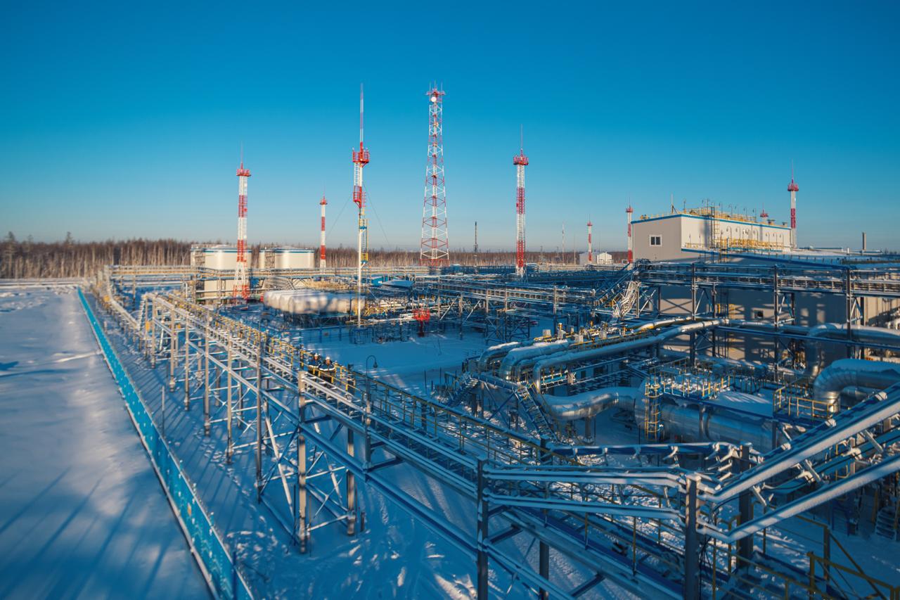 Газпром продолжает реализацию масштабных инвестиционных проектов по добыче транспортировке и переработке газа компания На Востоке России на Амурском газоперерабатывающем заводе готовится к запуску пятая технологическая линия В Ямальском центре газодобычи продолжается обустройство Харасавэйского месторождения В 2025 году начата практическая реализация проекта создания газопровода Волхов Мурманск На Северо Западе в районе Усть Луги продолжается строительство Комплекса по переработке этансодержащего газа степень готовности входящего в его состав газоперерабатывающего комплекса более 67     smartlab news i 168450 GAZP