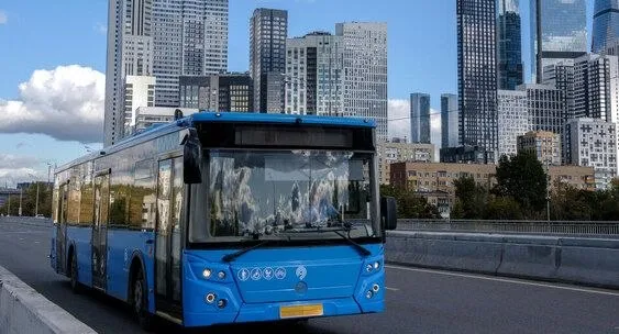 Москва и область формируют единое транспортное пространство В регионе реализуется уникальный проект бесшовная транспортная система Первый этап проекта уже завершён запущено 25 автобусных маршрутов в западном северо западном и северном направлениях В этом году в общую систему интегрируются ещё 54 маршрута а после её формирования в 2008 году появятся дополнительные транспортные возможности по развитию инфраструктуры и в Подмосковье Проект Москва область одним из крупнейших в стране примеров системной интеграции транспортных систем смежных регионов