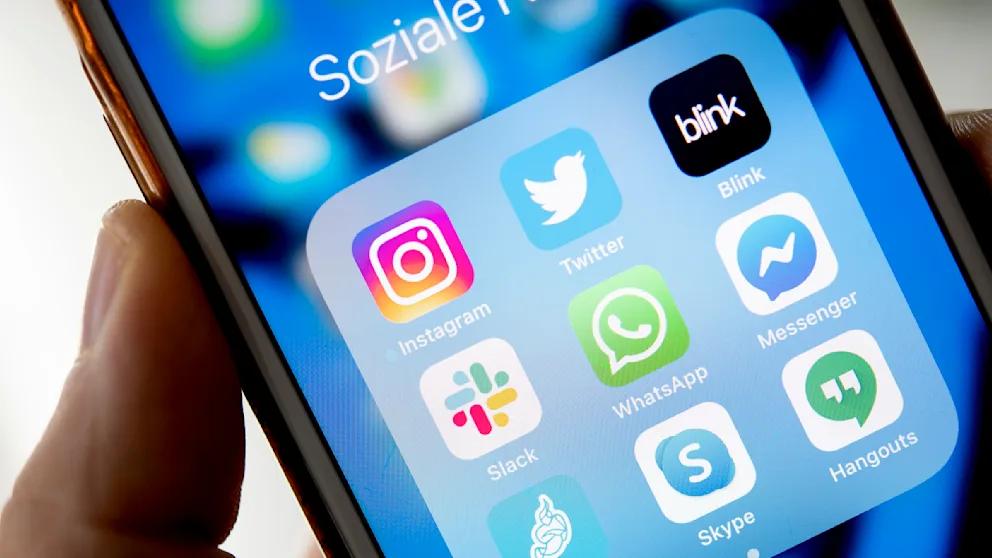 В ЕС отказались от обязательного контроля за чатами в месенджерах Евросоюз отказался от идеи обязать мессенджеры включая WhatsApp и Signal автоматически проверять частные переписки пользователей на наличие детской порнографии Как сообщили дипломаты в Брюсселе план не получил поддержки большинства стран включая Германию и потому снят с повестки Инициатива Европейской комиссии предложенная еще в 2022 году предполагала что все интернет платформы должны будут сканировать личные сообщения и автоматически сообщать о подозрительном контенте Против выступили Германия Австрия и Нидерланды назвав идею угрозой для конфиденциальности Как сообщает агентство Ritzau компромиссным решением станет сохранение добровольного контроля который уже действует сейчас компании смогут самостоятельно выявлять и передавать властям материалы о сексуальном насилии над детьми BILD Russian