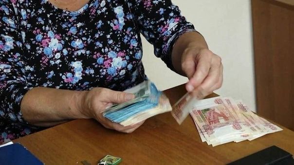 ‍  В Краснодаре пенсионерка продала квартиру и отдала мошенникам почти 8 млн рублей.  65-летней женщине позвонили с неизвестного номера, собеседник представился работником службы безопасности Центрального Банка и сообщил об имеющейся финансовой угрозе.   Используя различные схемы убеждения, в том числе посредством иных звонков под видом сотрудников  правоохранительных органов, аферисты убедили пенсионерку  срочно продать квартиру и перевести деньги на специальный расчетный счет.   Поддавшись уговорам, краснодарка продала недвижимость за 5 700 000₽, к которым добавила ещё и личные накопления, а затем несколькими транзакциями перевела на счет в общей сложности 7 800 000 ₽, сообщает полиция Краснодара.  Подписаться   Честное Пенсионерское