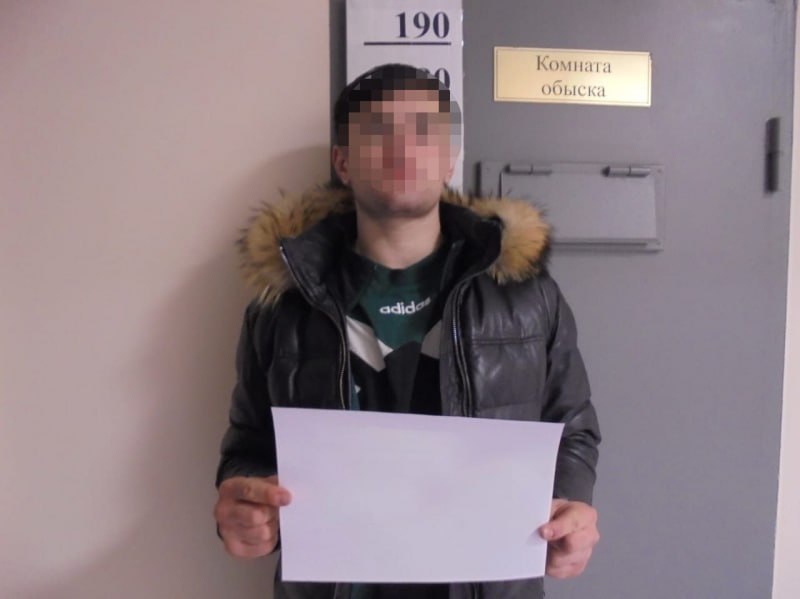 Сотрудник морга украл 2 млн рублей с карты погибшего бойца из Северной Осетии О циничном преступлении в полицию Пригородного района республики сообщил отец погибшего бойца В марте 2025 года семья получила извещение о гибели сына и тогда же с его банковской карты исчезли деньги Оперативники выяснили что деньги украл 25 летний житель Ленинградской области В марте 2025 года он находился в Курске где помогал в работе морга участвовал в процедурах по установлению личностей погибших Именно в это время пользуясь доступом к конфиденциальной информации злоумышленник совершил кражу сообщили в МВД по Северной Осетии Молодого человека задержали Ему грозит до 10 лет лишения свободы по обвинению в краже в особо крупном размере Молодой человек вернул деньги семье погибшего военного