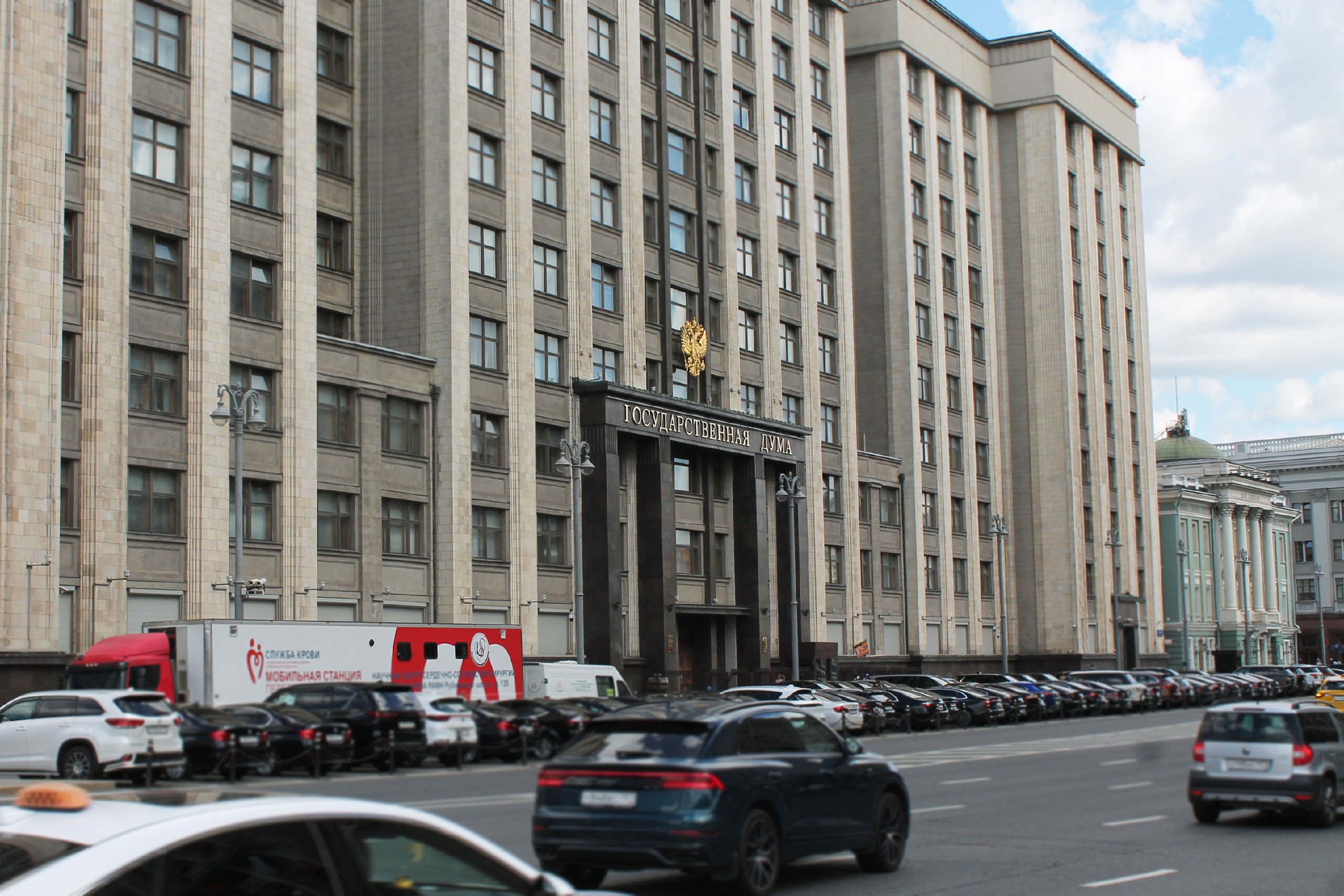 Политолог о главных темах последней сессии Госдумы В фокусе социальные инициативы Госдума VIII созыва начала последнюю сессию Первое пленарное заседание состоится 13 января Заместитель руководителя департамента политических проектов КГ Полилог кандидат политических наук Артур Заббаров считает что депутаты будут выстраивать законодательные решения с прицелом на ЕГД 2026 а в повестке окажутся социальные инициативы Эксперт полагает что депутаты также будут пытаться зачистить повестку от спорных тем Подробнее