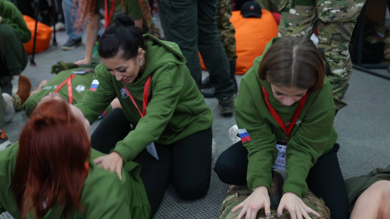 В Краснодаре обучат инструкторов по оказанию первой помощи в рамках проекта «СТОП КРОВЬ»  Второй Всероссийский обучающий курс пройдёт в городе с 24 февраля по 2 марта. Организаторами выступили Центр тактической подготовки «Архангел» и молодёжное отделение Народного фронта.   Активисты молодёжного отделения Народного фронта из 20 регионов получат навыки оказания первой помощи и по итогам обучения станут сертифицированными инструкторами.  Читайте нас:    Телеграм     ВК     Дзен