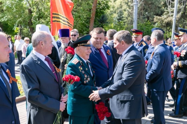 Губернатор Волгоградской области поздравил со 100 летием Виктора Шестеля В телефонном разговоре Андрей Бочаров передал личные поздравления от себя и всех волгоградцев пожелал крепкого здоровья и неукротимого духа Виктор Федорович родился 2 декабря 1925 года в поселке Коритное Могилевской области БССР В 1944 году его призвали на фронт где он в составе 1 го Белорусского фронта сначала служил стрелком затем пулеметчиком участвуя в освобождении Белоруссии Польши и штурме Берлина там он оставил знаменитую надпись на Рейхстаге За заслуги удостоен ордена Отечественной войны II степени медалей За боевые заслуги За победу над Германией в Великой Отечественной войне 1941 1945 годов За взятие Берлина За освобождение Варшавы и других наград По окончании войны Шестель освоил специальность в Рязанском автомобильном училище продолжил службу в Прибалтийском Северо Кавказском округах и Германии завершив карьеру в звании полковника С 1975 года трудился в Волгоградском политехническом институте активно занимаясь общественной деятельностью   vpravda ru obshchestvo gubernator volgogradskoy oblasti pozdravil so 100 letiem viktora shestelya 219233 Фото администрация Волгоградской области