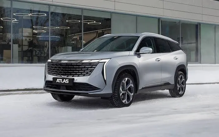Geely отзывает 40 тысяч автомобилей Atlas в России Под кампанию попадут машины которые продавались с 11 октября 2023 года по 30 сентября 2025 года Машины будут отозваны из за неисправности предохранителя парковочного ассистента banki oil