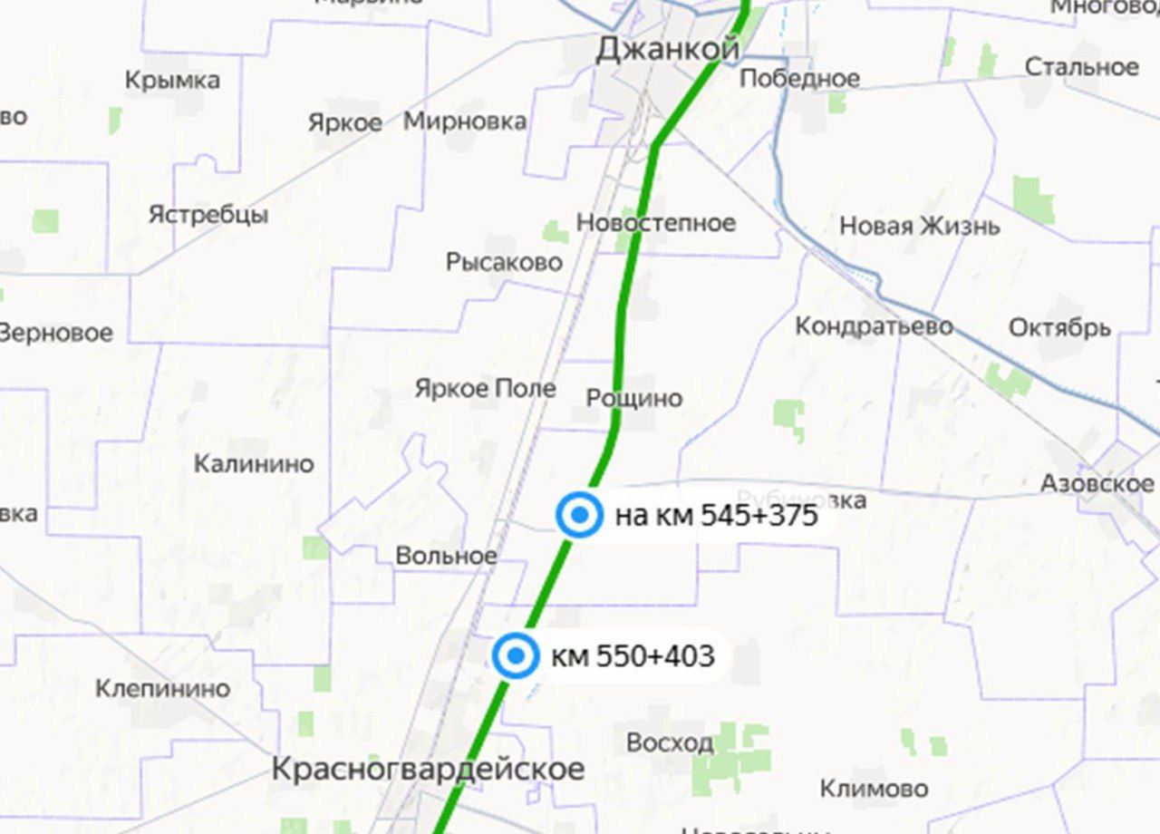В Крыму на двух мостах вводится реверсивное движение С сегодняшнего дня для обеспечения безопасности дорожного движения на мостовых сооружениях в районе сел Краснодольное Джанкойского района и Знаменка Красногвардейского района вводится реверсивный режим движения. «В зоне организации реверсивного режима проезда действует временная схема организации дорожного движения. Очередность проезда регулируется световым сигналом светофора», — сообщили в пресс-службе ФКУ Упрдор «Тамань». О снятии временных ограничений будет объявлено дополнительно. Источник: ФКУ Упрдор «Тамань» #РеспубликаКрым