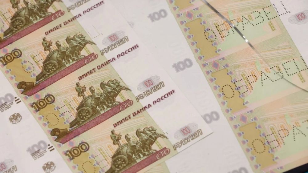 В России хотят обновить сторублевую купюру. Из-за новых регионов В Государственной думе выступили с предложением обновить дизайн купюры в сто рублей. В России может изменить дизайн сторублевой купюры. С предложением сделать это выступил первый зампред комитета Госдумы по контролю Дмитрий Гусев. Он уже направил своё обращение главе Центробанка Эльвире Набиуллиной. "Полагаю целесообразным в плановом порядке начать разработку нового дизайна банкноты, который будет учитывать воссоединенные территории в дизайне карты России", - сказано в обращении Гусева. Всё оттого, что на обратной стороне банкноты номиналом 100 рублей образца 2022 года изображена карта России. Что понятно, там нет новых русских регионов - Донецкой и Луганской Народных Республик, Запо... Подробнее>>>