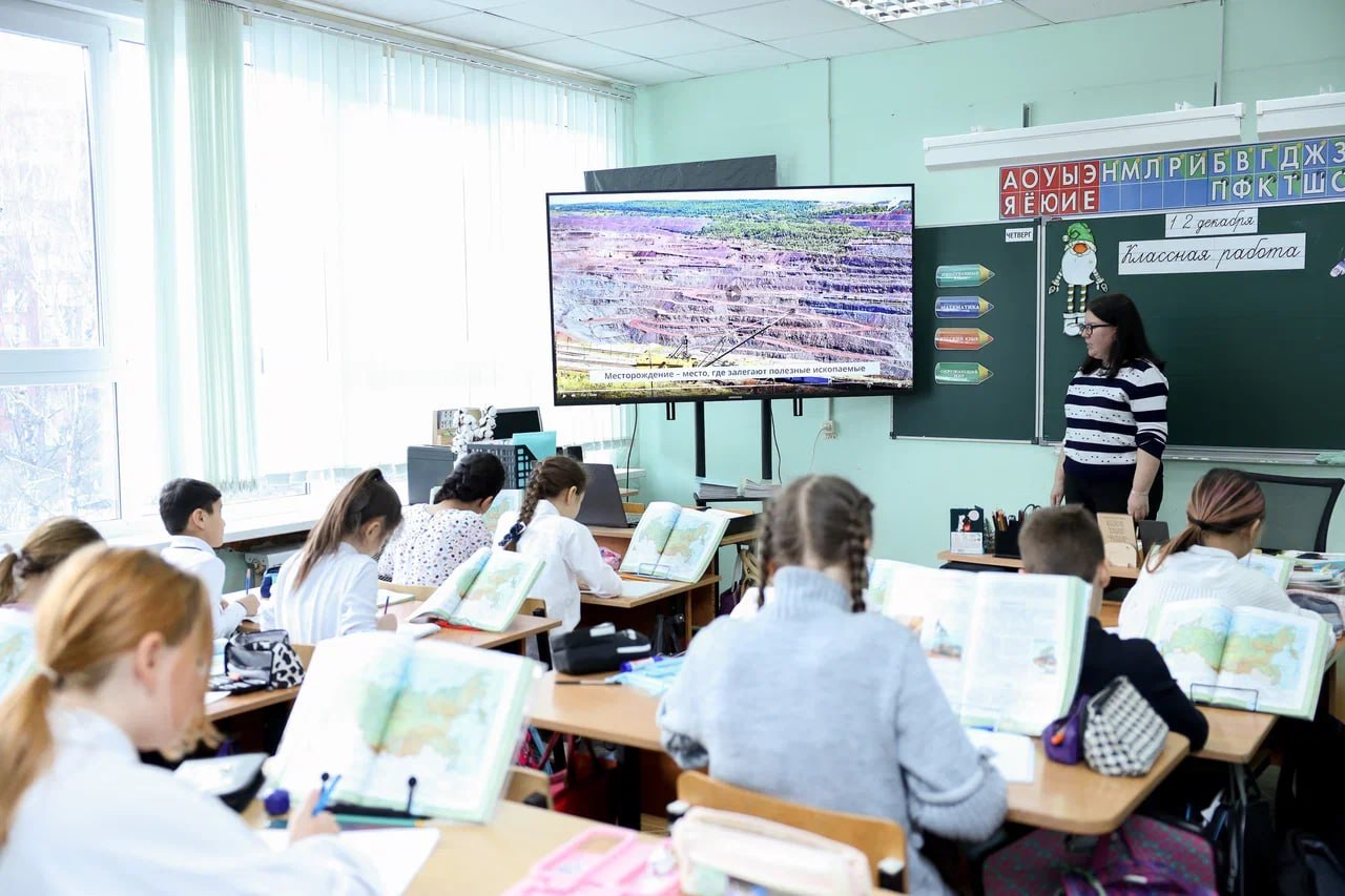 Многодетные семьи из Мытищ могут оформить выплату на школьную форму до 5 декабря Выплата в размере 3000 рублей на покупку школьной одежды полагается многодетным семьям Подмосковья Эта поддержка предназначена для детей обучающихся по программам начального основного и среднего общего образования Министр социального развития Подмосковья Андрей Кирюхин отметил что более 160 тысяч детей уже получили эту выплату большая часть из которых была перечислена проактивно в августе Он подчеркнул что если выплата не поступила автоматически необходимо подать заявление до 5 декабря Выплата предоставляется одному из родителей на каждого обучающегося один раз в текущем календарном году В случае если ребенок обучается в 9 классе или 11 классе заявление необходимо подать до окончания текущего учебного года Выплата производится один раз в текущем календарном году и не суммируется в случае если заявитель не воспользовался своим правом в предыдущие годы Подать заявку можно онлайн через региональный портал госуслуг по ссылке uslugi mosreg ru services 19022 или лично в МФЦ taplink cc mytishiadmin мытищи новости