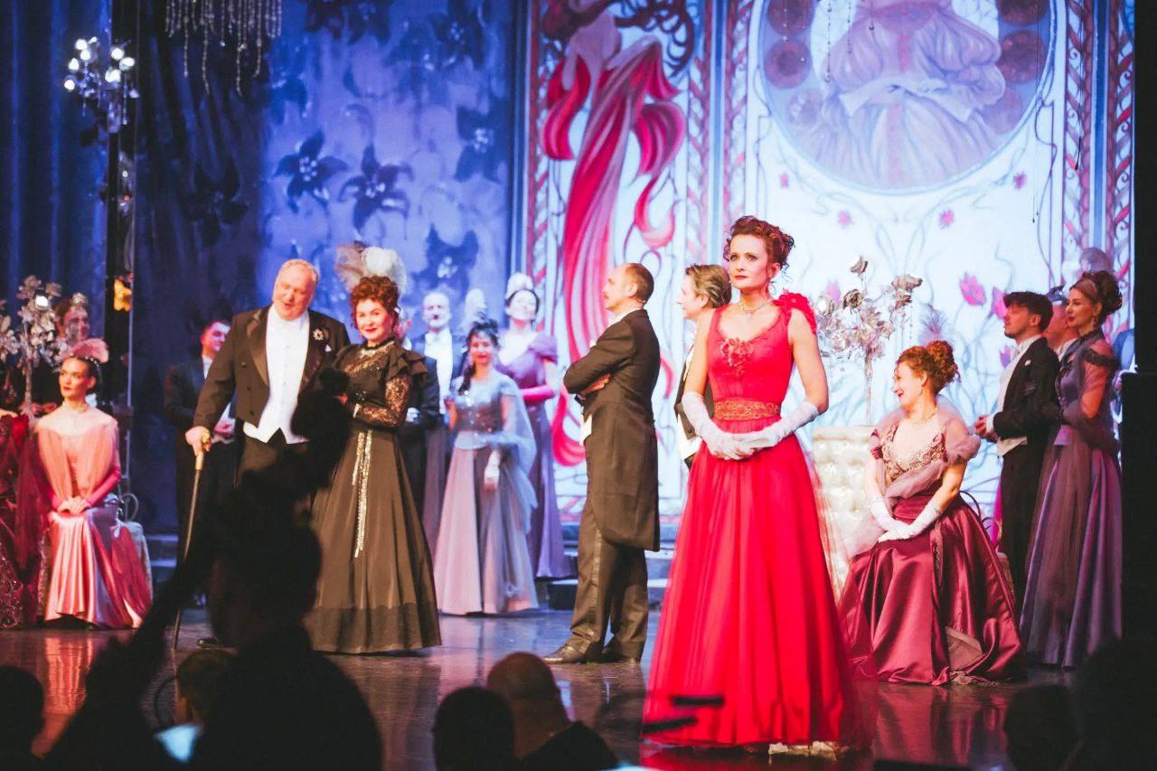 Лучший спектакль года выбрали в Хабаровске Стали известны итоги 32 го конкурса губернатора края в области театрального искусства Шесть профессиональных театров региона представили на суд жюри 14 лучших постановок премьера которых состоялась в 2025 году По итогам конкурсных просмотров жюри определило победителей в девяти основных номинациях которые получат премии в размере 100 тысяч рублей Так Лучшим спектаклем года стала оперетта Сильва Хабаровский краевой академический музыкальный театр Награду Лучшая мужская роль года получил артист краевого театра юного зрителя Алексей Мельников за роль часового в спектакле Баллада о солдате и Петра Александровича в спектакле Отрочество Победителем в номинации Лучшая женская роль года стала артистка краевого театра драмы Анжелика Новопавловская за роль Голды в спектакле Поминальная молитва Будь в курсе событий везде ОК VK MAX