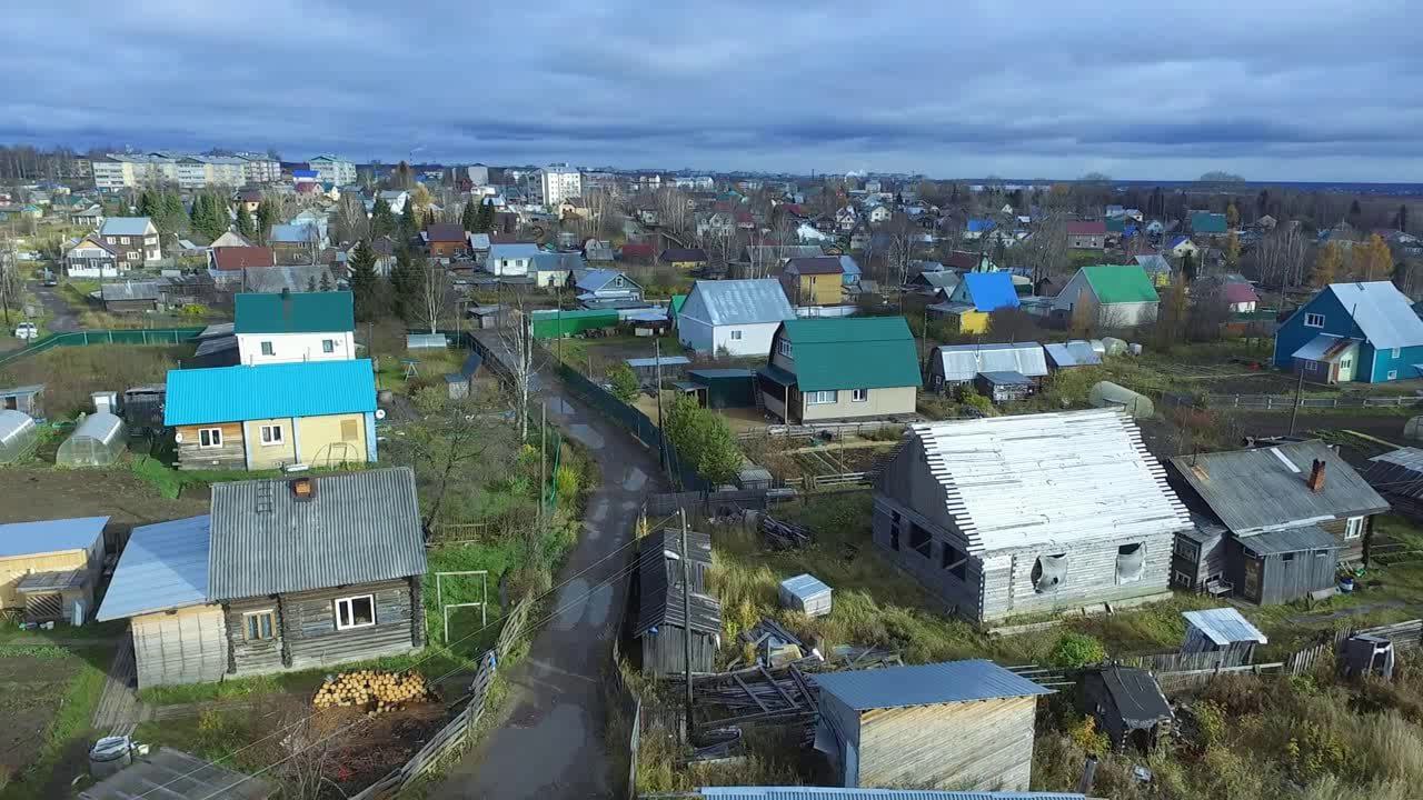 В Сыктывдинском районе отец и сын напали на полицейского. 25 июля 2024 года сотрудники УМВД по Сыктывкару приехали в Выльгорт для взятия показаний у подростка подозревавшегося в сбыте наркотиков. Разговор с несовершеннолетним проходил в присутствии его матери на улице возле полицейского автомобиля. Работа полицейских не понравилась 20-летнему местному жителю, который попытался вмешаться в разговор. После отпора со стороны полицейских молодой человек ушел, но вернулся с отцом и тремя родственниками. Все были в состоянии алкогольного опьянения.   Теперь в разговоре с сотрудниками участвовала целая "группа поддержки" вступавшаяся за подозреваемого. На неоднократные просьбы не вмешиваться в оперативную работу пьяные мужчины не реагировали. Полицейские пригрозили, что доставят нарушителей в отделение для разбирательства. В итоге 45-летний мужчина толкнул полицейского и ударил по голове, а 20-летний сын начал его душить. Суд назначил обоим мужчинам наказание в виде штрафа в размере 50 тыс. рублей каждому.  ЖД.