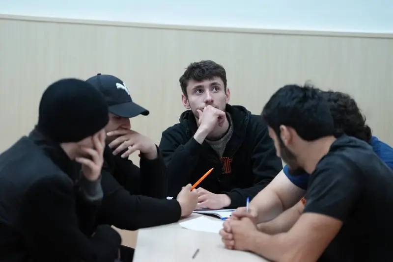 Интеллектуальное состязание провели в Госуниверситете Ингушетии к Дню Победы В честь 80-летия Победы в ВОВ в главном корпусе Ингушского государственного университета состоялось захватывающее интеллектуальное состязание под названием «Вехи Памяти». Об этом газете «Ингушетия» сообщили в пресс-службе вуза. Пять команд, представляющих различные факультеты, приняли участие в игре, состоящей из семи раундов, посвященных истории Великой Отечественной войны. Участников ждали не только вопросы, требующие глубоких знаний, но и возможность проявить командный дух, азарт и стремление к победе. По итогам соревнования первое место заняла команда филфака, второе и третье — медицинского и агроинженерного факультетов. Память о великом подвиге предков должна жить в сердцах потомков, отметили организаторы мероприятия, поблагодарив беспристрастное жюри, зрителей за поддержку и команды за интересную игру. ПОДПИСАТЬСЯ ПРЕДЛОЖИТЬ НОВОСТЬ