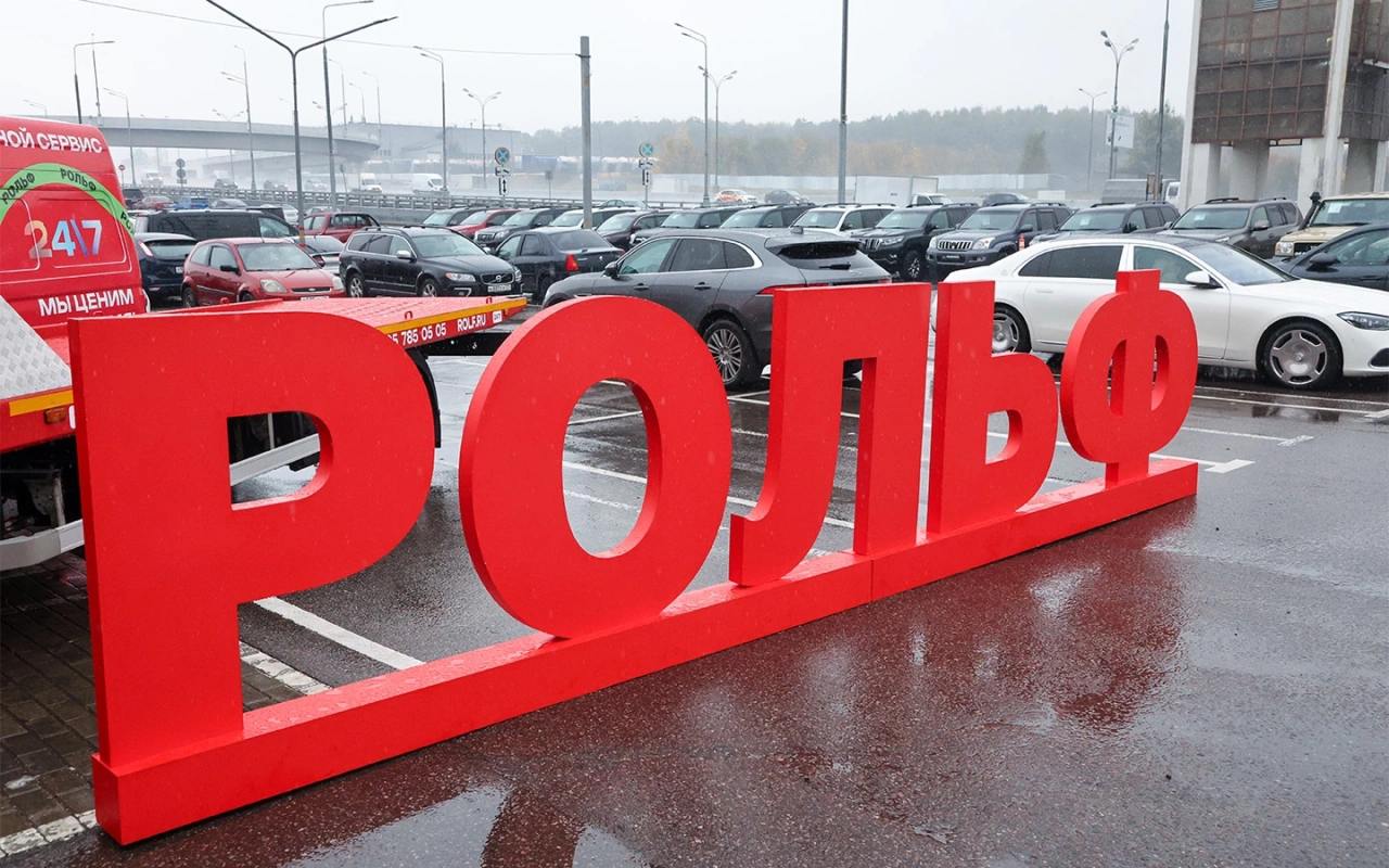 Раскрыты новые подробности об автомобиле «Рольф»  Компания «Рольф» подтвердила начало работ над автомобилем под собственным брендом. Об этом в интервью Autonews рассказала генеральный директор холдинга Светлана Виноградова. По ее словам, в данный момент уже создана специальная группа, которая занимается этим проектом.  «Точно можно сказать, что машина будет собираться здесь, у нас. Это будет, что называется, народный автомобиль, не премиалка», — сказала топ-менеджер.   Технических подробностей и ориентировочных сроков выпуска автомобиля Виноградова не назвала. Однако отметила, что конкретикой о проекте «Рольф» поделится к концу года.  #эксклюзив_autonews