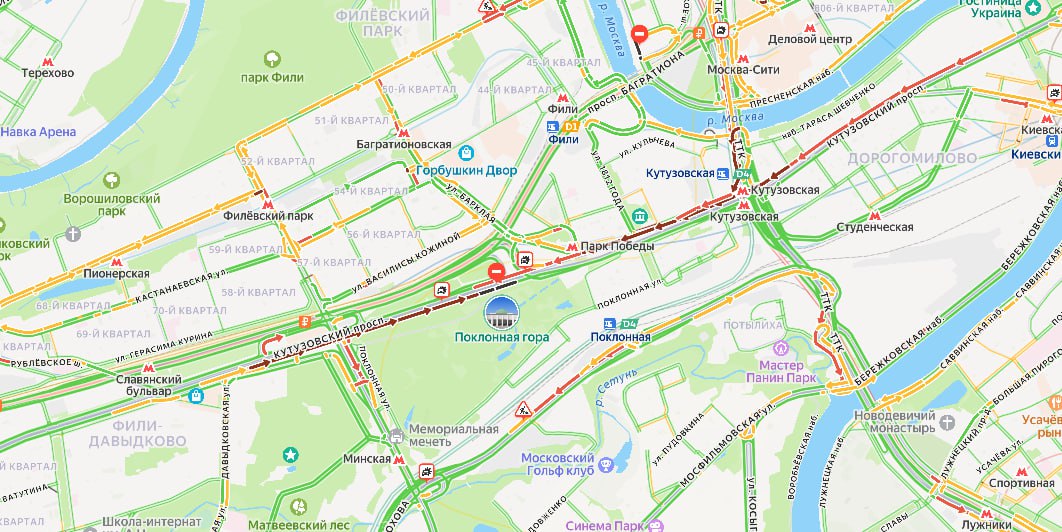 Четыре автомобиля столкнулось на Кутузовском проспекте в районе парка Победы В результате ДТП пострадал один человек его осматривают медики Движение затруднено в обе стороны в центр для проезда доступна одна полоса Upd По уточненной информации никто не пострадал Подпишись на Агентство Москва