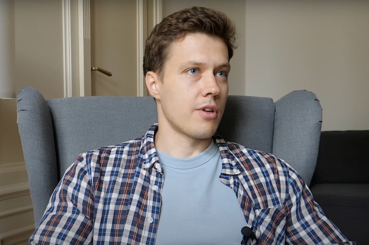 Главред Важных историй Анин лишен российского гражданства Об этом сообщила пресс служба управления МВД по Ярославской области Решение было принято на основе заочного приговора Анин родился в Молдове получил гражданство России в 2006 году В июне 2024 года главред Важных историй был объявлен в розыск В марте 2025 го его заочно осудили на 8 5 года колонии по делу о фейках об армии России Также ему на три года было запрещено администрировать блоги СМИ иноагент признано нежелательной организацией в РФ Признан иноагентом в РФ   Подпишитесь на Абзац TG VK Дзен MAX Rutube