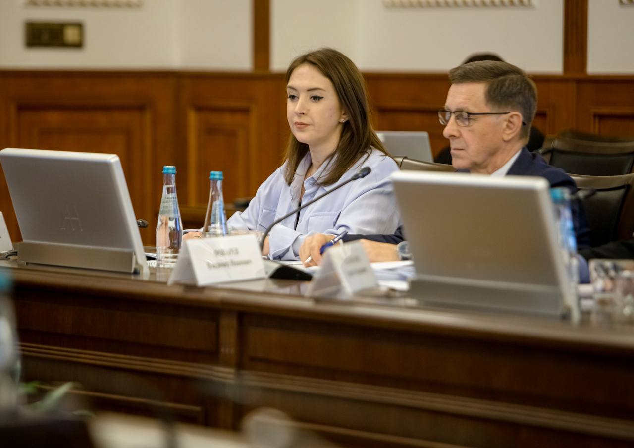 Министр транспорта Андрей Никитин провел заседание комиссии по помощи семьям погибших при крушении самолета Ан-24  «Цель нашего заседания – проанализировать текущую ситуацию по ликвидации последствий катастрофы и оказанию помощи семьям, скоординировать дальнейшие действия уполномоченных органов. Нам необходимо действовать слаженно и оперативно. От каждого из нас зависит, насколько быстро семьи погибших пройдут через все процедуры и получат положенную помощь, а также насколько быстро и полно будут установлены причины катастрофы для принятия системных решений в области обеспечения безопасности полетов»,  – сказал глава Минтранса Андрей Никитин.   Главное:     Поисково-спасательные работы завершены, из 48 погибших уже захоронено 4. Планируется завершить опознание всех погибших до середины сентября;     Общая сумма выплат родственникам на каждого погибшего — более 5 млн рублей. Регионами всего принято 47 заявлений, из них по 39-ти выплачено 39 млн рублей;    Организована доставка родственников к месту крушения, взаимодействие с ритуальными службами, адресная работа с семьями погибших.   Комиссия продолжает работу по всем вопросам поддержки семей и предотвращения подобных ситуаций в будущем.  #авиа      Написать нам