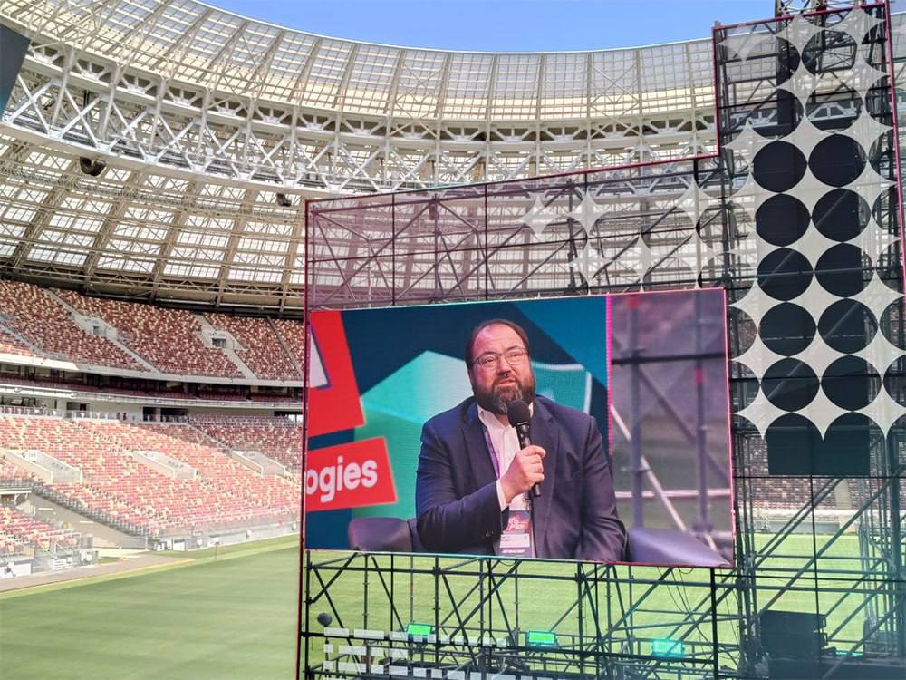 Цифровой суверенитет На киберфестивале «PHDays 2025» Максут Шадаев обозначил три ключевых позиции России в отношении своего цифрового суверенитета: Защищать интересы Пользователей: сохранить доступ к привычным сервисам. Государства: сохранить национальную безопасность и суверенитет. Развивать технологии и глобальное сотрудничество Обеспечить возможность технологического развития и доступа к передовым технологиям, несмотря на санкции. Кооперироваться с дружественными странами для обмена опытом и решениями. Вести диалог с бигтехами Big Tech-компании стали частью инфраструктуры влияния. Россия первой начала принимать законы о «приземлении», защищая свои интересы. ⏺ ГОС ИТ Богатырева — подпишись!