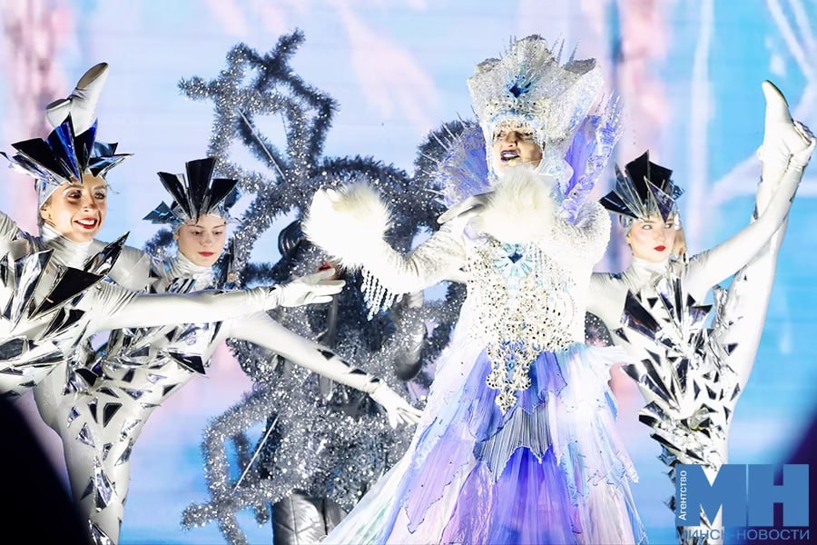 Сказка оживила фасады в Верхнем городе запустили новогоднее представление с 3D маппингом  До 4 января там будут показывать театрализованное представление Секреты новогоднего настроения с использованием 3D маппинга Показы проходят ежедневно в 17 30 и 20 00  Также до 7 января во Дворце спорта идет сказка Тайна новогодней открытки в 19 00 а Новогодние истории Раковского дворика можно увидеть до 4 января в 18 00 Минск Новости MINSKNEWS BY Telegram Viber FB VK Inst TikTok YouTube