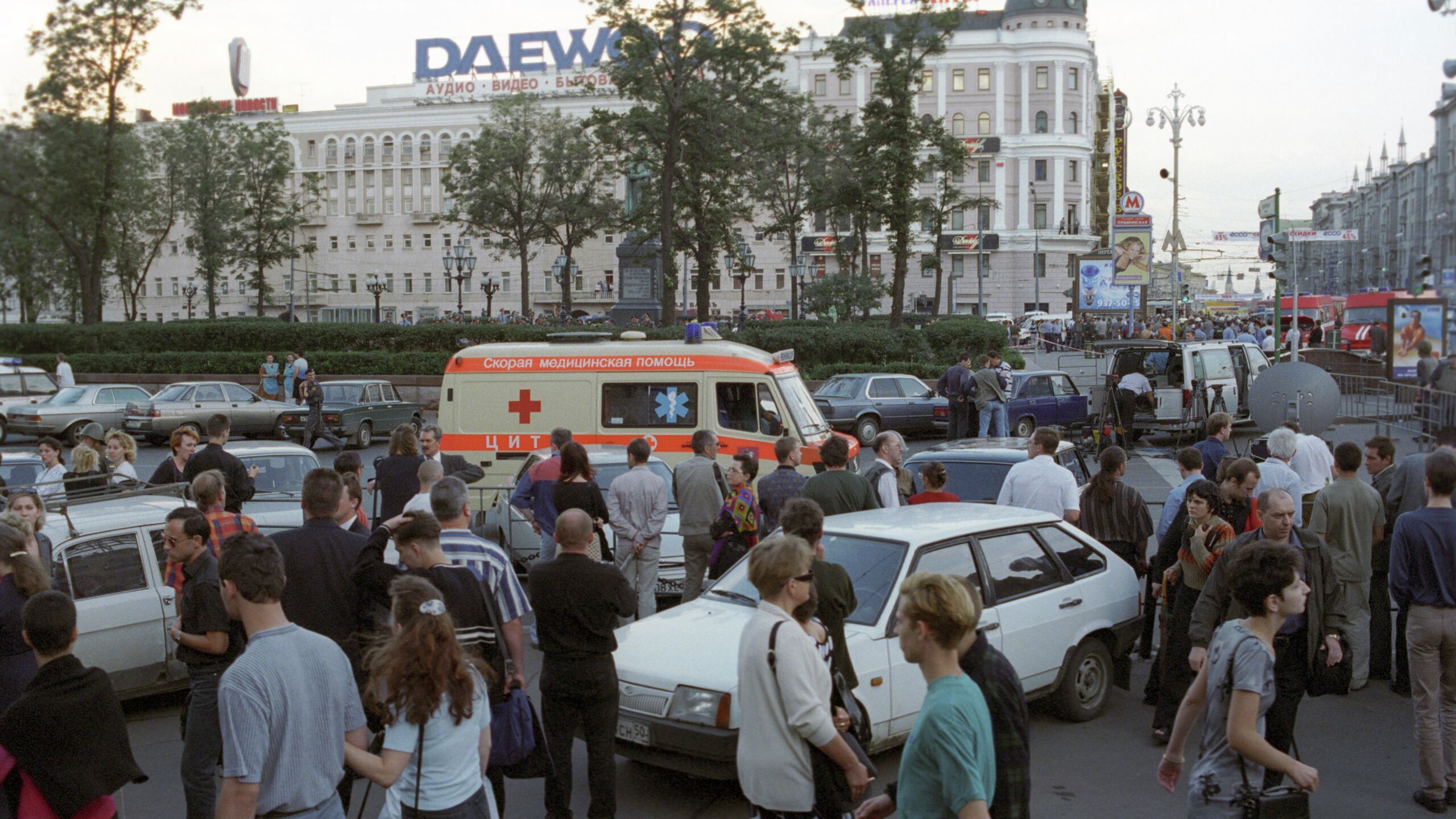 8 августа 2000 года в Москве в подземном переходе на Пушкинской площади около 18.00 произошел взрыв – сработало начиненное металлическими поражающими элементами безоболочное взрывное устройство мощностью 800 граммов в тротиловом эквиваленте.