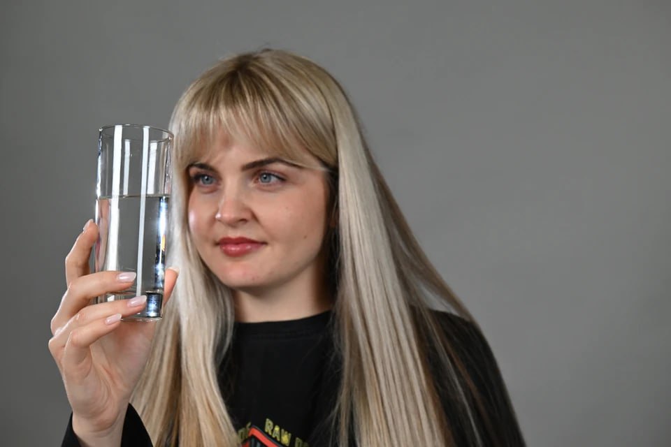 В Челябинской области перед паводком усилят проверку воды Управление Роспотребнадзора по Челябинской области рекомендовало усилить проверку качества питьевой воды в регионе Постановление об этом подписала врио главного государственного санитарного врача Полина Емельянова В документе указано что за составом воды стоит особенно тщательно следить во время весеннего паводка Главам городов и округов в Роспотребнадзоре посоветовали очистить берега рек от мусора и снега запастись медикаментами на случай эпидемий а еще продумать схемы подвоза питьевой воды цистернами они пригодятся если возникнут проблемы с обычным водопроводом Руководителям предприятий ЖКХ поручили обеспечить очистные сооружения достаточным запасом реагентов для обеззараживания и позаботиться о безопасности водопроводных и канализационных сетей которые может подтопить при разливе водоемов   Подписаться на chelkp Мы в MAX