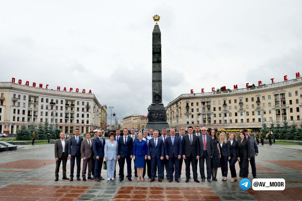 Большая делегация Тюменской области работает в Минске   Глава региона Александр Моор встретился с Президентом Республики Александром Лукашенко и Чрезвычайным и Полномочным Послом России в Беларуссии Борисом Грызловым. Обсудили взаимоотношения по экономическим и социальным вопросам.    По словам губернатора, с 2019 года товарооборот между Тюменской областью и Беларуссией вырос более чем в 20 раз. Республика находится на втором месте среди внешнеполитических партнеров региона.  Фото и видео:   и       !