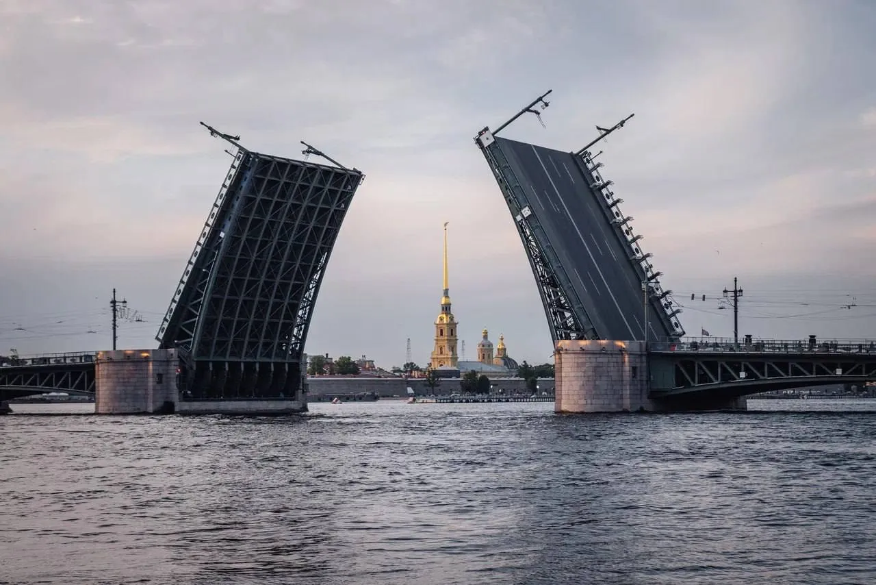 Сегодня ночью стартует новый сезон навигации Первыми разведут Дворцовый и Троицкий мосты С 20 апреля разводить по графику он опубликован на сайте Мостотреста начнут переправы через Большую Невку В этом году строящийся Большой Смоленский мост станет тринадцатой разводной автомобильной переправой Петербурга Пиотровский Online в MAX