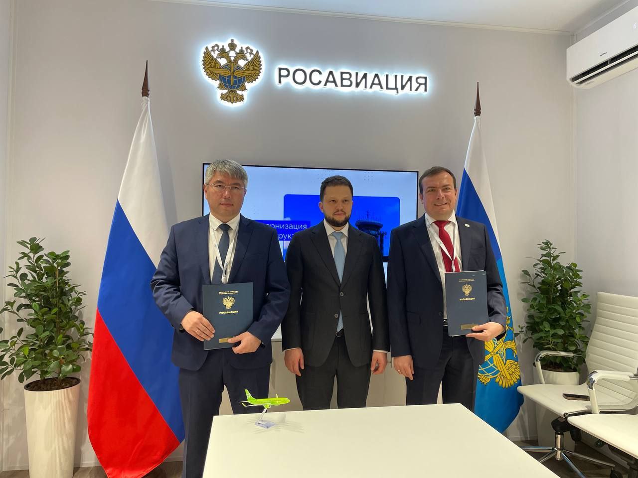 Участников СВО из Бурятии пригласили на работу в холдинг S7 Об этом сообщил в своем телеграм канале глава Бурятии Он написал что в присутствии руководителя Росавиации Ядрова Дмитрия Павловича подписал Соглашение о сотрудничестве с группой компаний S7 Суть документа в организации обучения и дальнейшего трудоустройства наших ребят участников специальной военной операции в том числе с инвалидностью Ребята будут изучать информационную безопасность курс позволит освоить фундаментальные основы информационных технологий и кибербезопасности Выпускники получат документ о повышении квалификации гособразца и помощь в трудоустройстве на стажировку или начальную позицию в российские компании Дорогие участники специальной военной операции мужики чтобы принять участие в программе компании S7 нужно написать письмо с рассказом о себе 1 Чем вы занимались до СВО 2 Почему вас интересует сфера информационной безопасности 3 Что вы хотите изменить или достичь с помощью этой программы Письмо с ответами на эти вопросы нужно отправить на электронную почту edu s7 ru В ответ организатор направит анкету участника и форму согласия на обработку персональных данных Следующий шаг онлайн тестирование ссылку на него также отправит организатор письмом Успешно прошедших тестирование пригласят на очное бесплатное обучение на площадке холдинга в Подмосковье Оно продлится 3 4 недели Компания S7 берёт на себя расходы по проезду проживанию и питанию слушателей на время обучения Мужики только вперед всё получится рассказал Алексей Цыденов Он поблагодарил сотрудников социально ответственной компании S7 и лично её генерального директора Дмитрия Евгеньевича Куделькина за такой нужный проект Фото телеграм канал Алексей Цыденова