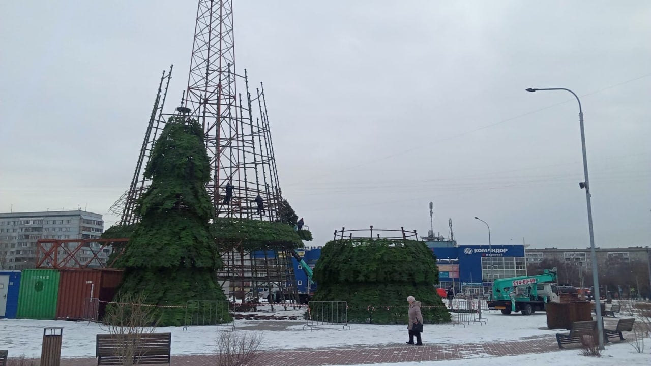 В Красноярске за 1 миллион установят новогоднюю елку на Предмостной площади.  Заявка появилась на портале госзакупок. Заказчиком выступает муниципальное предприятие «Красноярскгорсвет». Начальная стоимость контракта — один миллион рублей.  Подрядчик должен будет установить, украсить, обслуживать и демонтировать новогоднее дерево.  Высота искусственной елки составит от 12 до 14,5 метров. Ее украсят 170 разноцветных шаров и гирлянды, а на вершину установят светодиодную снежинку.  Планируется, что новогодняя елка простоит до 14 февраля. С 15 до 25 февраля конструкцию демонтируют.