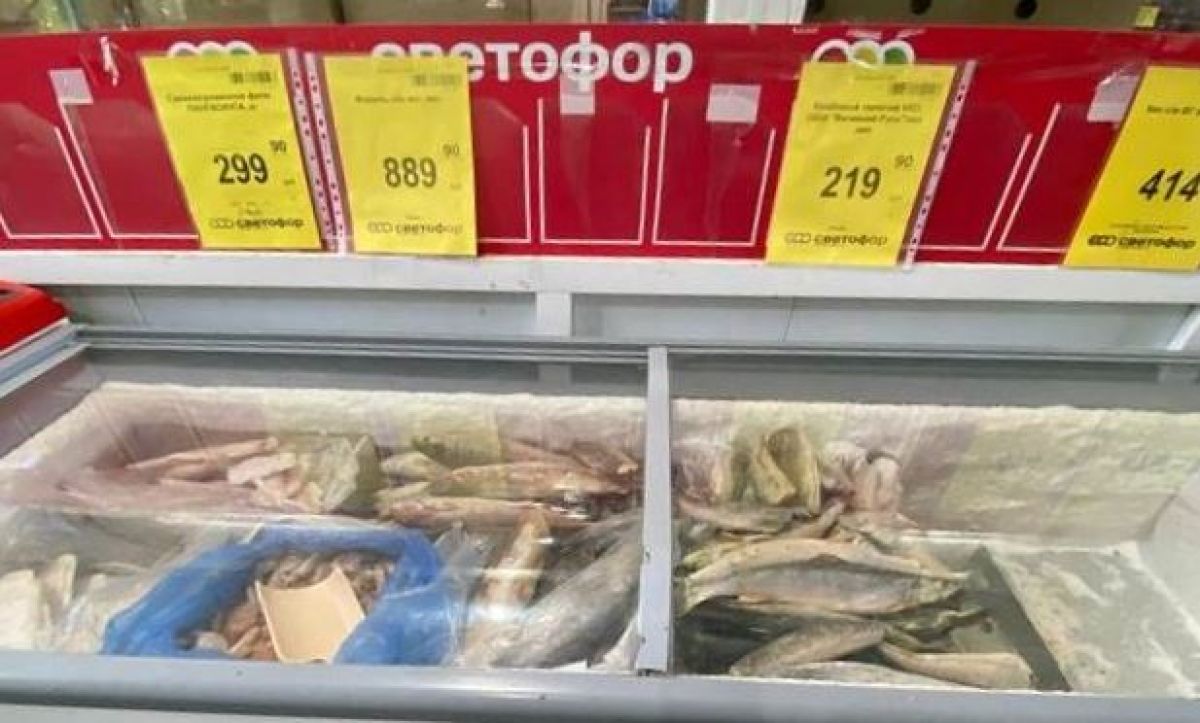 В магазинах сети "Светофор" в Воронежской области выявили более 5 тонн опасной продукции     Специалисты Россельхознадзора провели внеплановые проверки в магазинах ООО «Торгсервис 36», входящих в сеть «Светофор», расположенных на территории Воронежской области. В июне рейды охватили 37 торговых точек, где была выявлена потенциально опасная продукция. С начала года в магазинах сети обнаружено более 5 тонн небезопасных товаров. В ходе проверок часто находили продукцию с истекшим сроком годности, а также товары без ветеринарных сопроводительных документов и необходимой маркировки.  ↗  Прислать новость   Подписаться