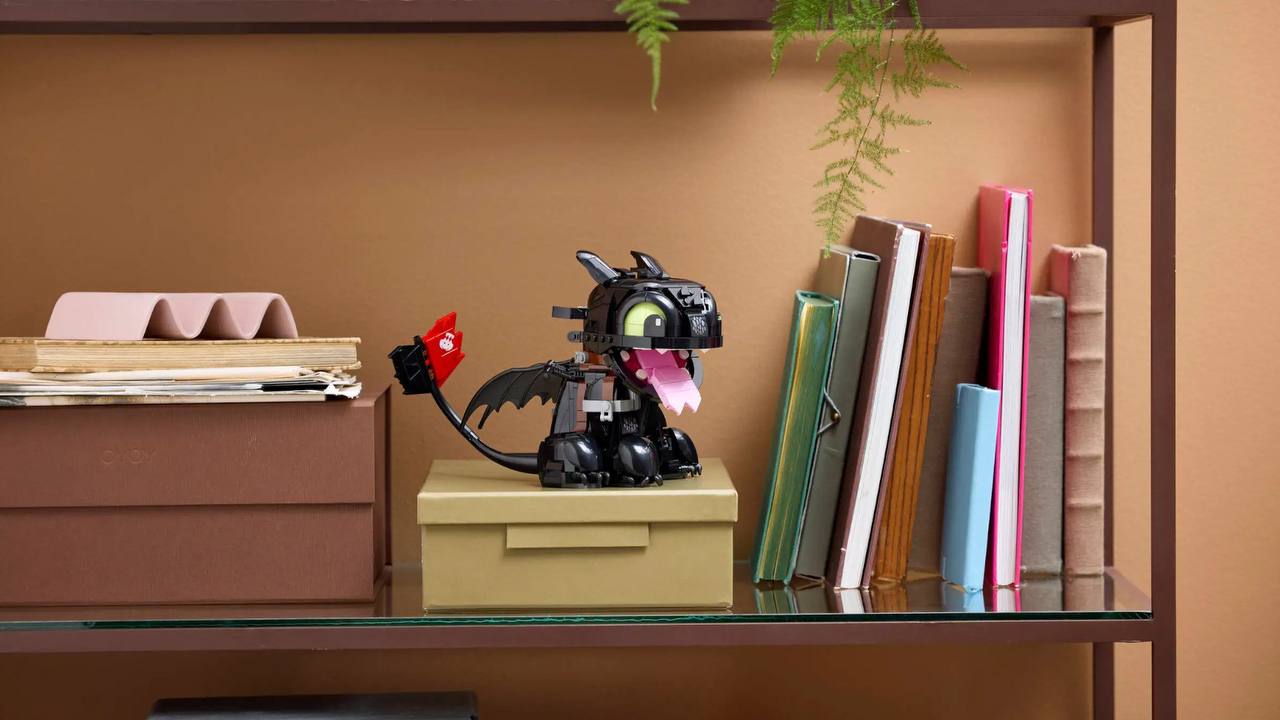 LEGO выпустит фигуру Беззубика из «Как приручить дракона». Конструктор будет состоять из 784 деталей. Релиз 1 июля — сразу после премьеры фильма, а цена составит 70$ ≈5500₽ . Ждём остальных персонажей. 9