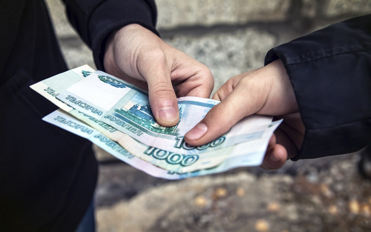 Треть россиян готова без колебаний давать деньги в долг друзьям или родственниками, в то время как 17% граждан принципиально не дают деньги в долг, чтобы не портить отношения с должниками, следует из данных исследования медиахолдинга Rambler&Co. «Треть 33% россиян без колебаний дают деньги в долг друзьям и родственникам. Однако у 23% подобный жест обернулся неприятным опытом, и они долго думают, прежде чем его "повторить"; 25% действуют избирательно и принимают решение в зависимости от суммы и человека; 17% принципиально не дают в долг, считая это вредным для человеческих отношений, а 2% оформляют такие договоренности под расписку», — говорится в исследовании. При этом 37% респондентов, если речь идет о мелких суммах, сами иногда берут деньги у родных или друзей; 12% в этом случае пользуются услугами банков, а 7% предпочитают рассрочки или кредитные карты. Четверть участников заявила, что ни разу не прибегала к мелким займам, а 18% россиян брали в долг раньше, но больше не хотят повторять этот опыт. «Если срочно нужна небольшая сумма денег "до зарплаты", 67% предпочитают вообще не брать в долг и справляться самим; 14% все же обращаются за поддержкой к близким; 13% выбирают краткосрочные кредиты; 5% - рассрочку или сервисы формата "плати частями", а 1% оформляют микрозаймы», — отметили аналитики. Исследование проходило на ресурсах медиахолдинга Rambler&Co с 22 по 29 мая 2025 года, охват составил 41 831 интернет-пользователь.