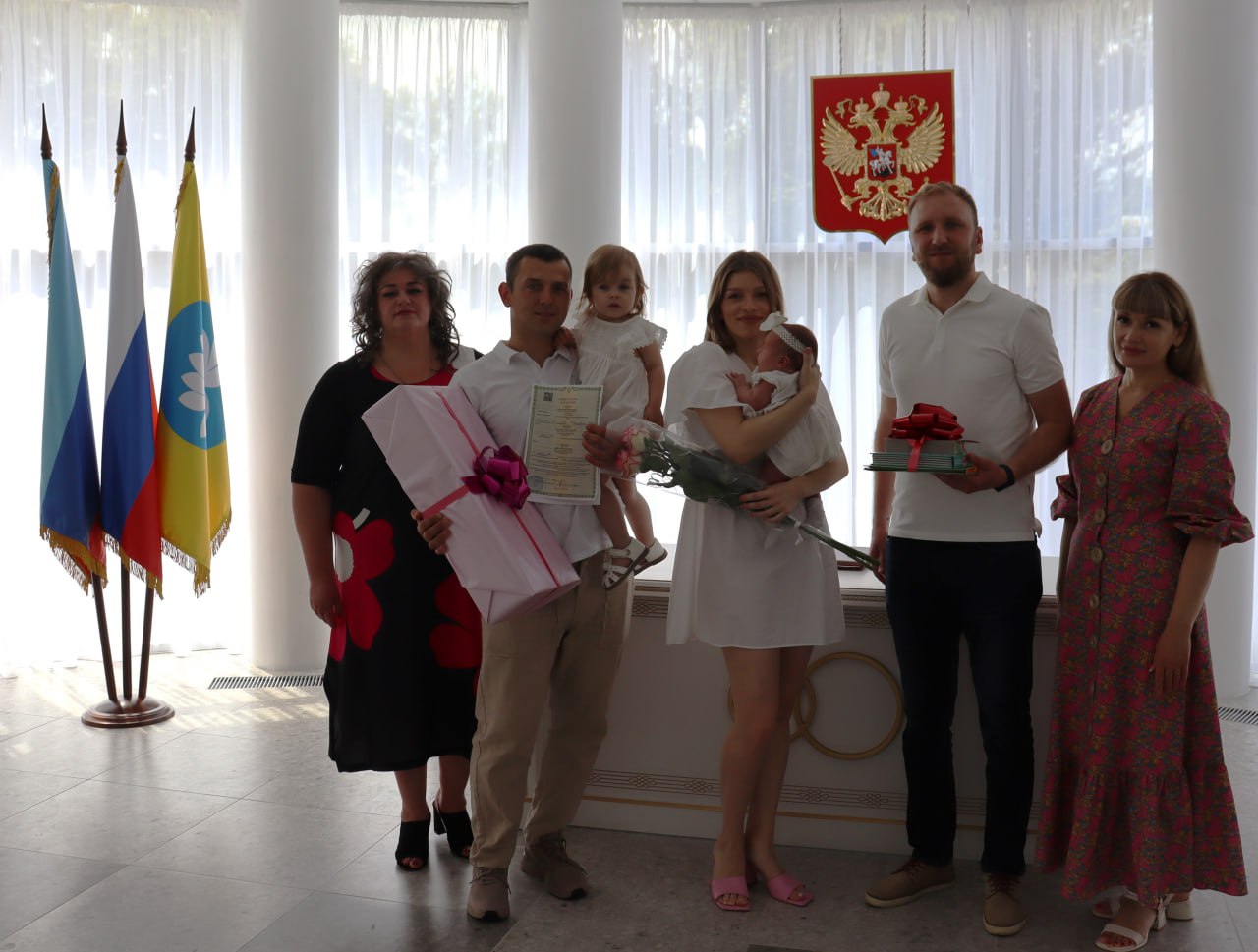 Сегодня в Антраците зарегистрировали рождение Мирославы, которая стала сотым младенцем, родившимся в Антрацитовском муниципальном округе в 2025 году. Мои заместители Марат Гайсин и Наталья Шаталова передали слова теплых поздравлений семье Тимошенко и символические подарки от Администрации округа. Эта прекрасная девочка уже вторая малышка в семье Дарьи и Александра. Желаю молодым родителям и их деткам крепкого здоровья, благополучия и мира.
