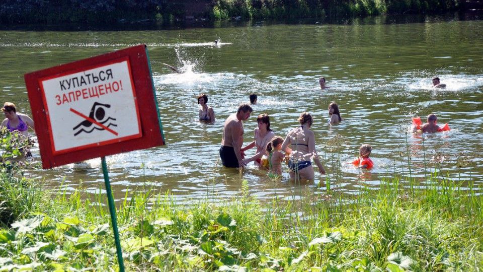 Внимание, томичи! Купаться можно не везде!    В июне Роспотребнадзор проверил воду в 20 популярных местах отдыха. Вот где выявлены опасные загрязнения:      Гельминты  паразиты :  - Оз. Боярское, ТНХК, Ушайка  п. Восточный  – Toxocara canis - Сенная Курья – аскариды    Бактерии  кишечная палочка, энтерококки :   - Озера: Наука, Степановское, Рожнево, Боярское, ТНХК   - Реки: Томь  у Коммунального моста , Басандайка, Ушайка      Купание в этих водоёмах – риск заразиться инфекциями  энтеровирусы, гепатит А, лямблиоз, бактериальная дизентерия, брюшной тиф, холера и др.     Подписаться! Регион-70      Прислать новость    Реклама на канале