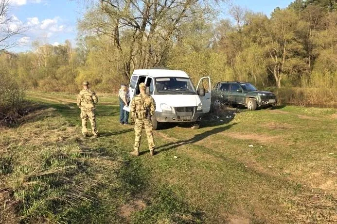 Три уголовных дела завели на рыбаков с начала года в Удмуртии 29 нарушений правил рыбалки выявили в республике в 2026 году сообщила пресс служба управления Росгвардии по региону По фактам незаконной добычи водных биологических ресурсов возбуждено три уголовных дела 26 нарушителей привлечено к административной ответственности Также было изъято 5 плавсредств и 55 орудий для лова рыбы Профилактические мероприятия проводили сотрудники отдела государственного контроля надзора и охраны водных биологических ресурсов по Удмуртии Волго Камского территориального управления Федерального агентства по рыболовству при поддержке Управления Росгвардии Фото управление Росгвардии по УР