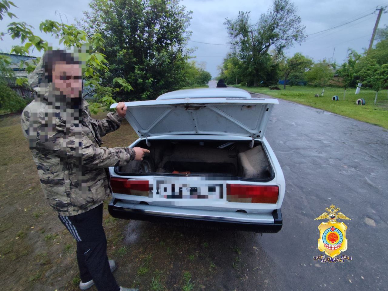 Сотрудники полиции Яшалтинского района раскрыли кражу скота. Накануне к участковому уполномоченному полиции обратился житель Яшалтинского района с заявлением о пропаже трех голов мелкого рогатого скота. Полицейские установили, что ночью неизвестные проникли в загон животноводческой стоянки и похитили трех овец. В ходе оперативно-розыскных мероприятий сотрудники Отделения полиции с. Яшалта установили и задержали лиц, причастных к совершению преступления. Подозреваемые, 27-летний и 22-летний братья из Ставропольского края, были задержаны по месту жительства. В содеянном они сознались. Выяснилось, что похищенный скот они сдали на мясокомбинат, а вырученные деньги потратили на личные нужды. По данному факту следователем Отделения полиции с. Яшалта возбуждено уголовное дело по признакам преступления, предусмотренного частью 2 статьи 158 УК РФ. Фото: МВД Калмыкия Быть в курсе Прислать новость