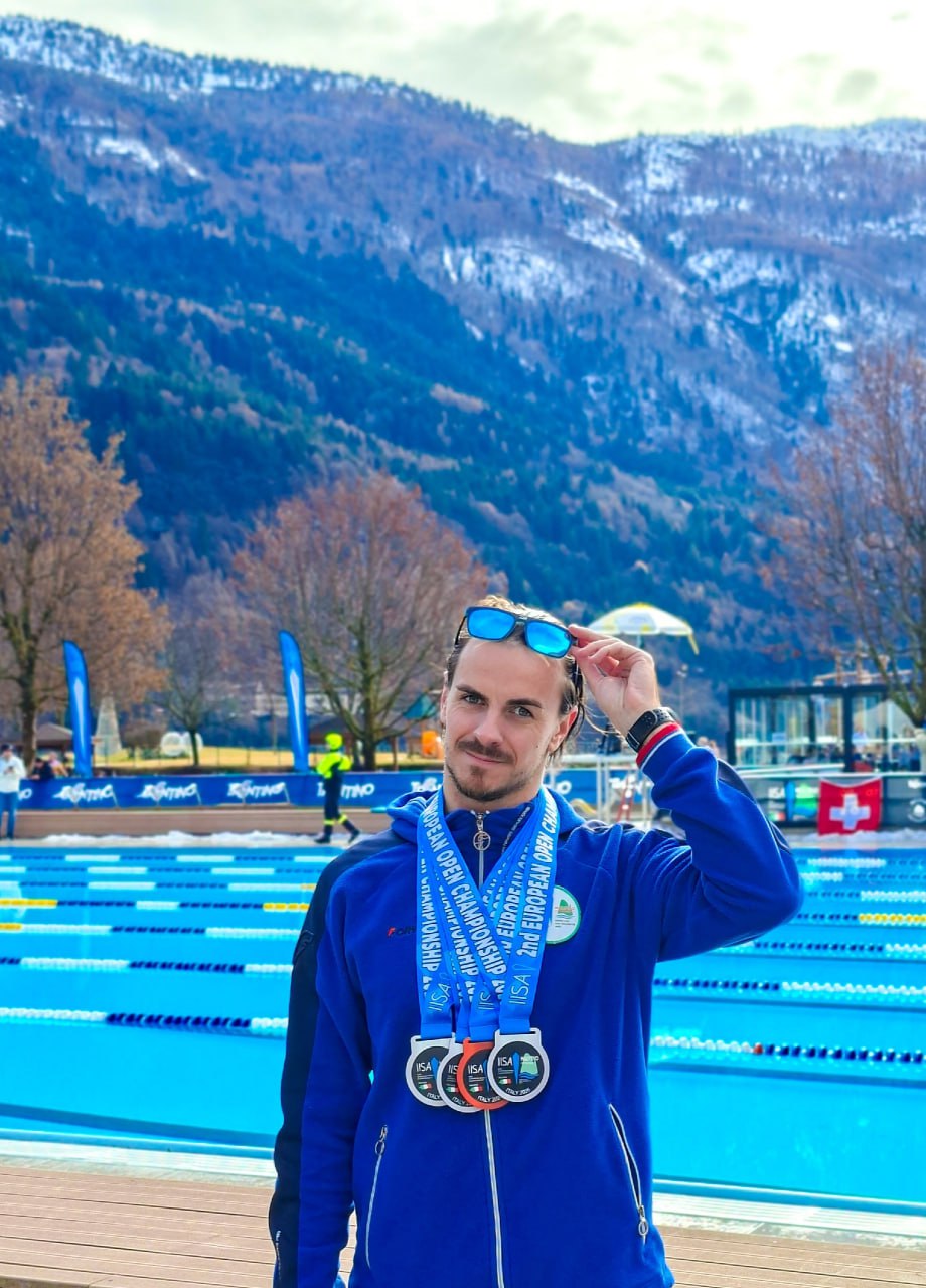 Пскович Марк Мордовцев завоевал четыре медали на чемпионате Европы по зимнему плаванию который прошёл в Италии Мордовцев выиграл серебро на дистанциях 50 метров на спине 50 метров брассом и 100 метров брассом а также стал бронзовым медалистом в заплыве на 100 метров вольным стилем В соревнованиях участвовали 511 спортсменов из 32 стран мира