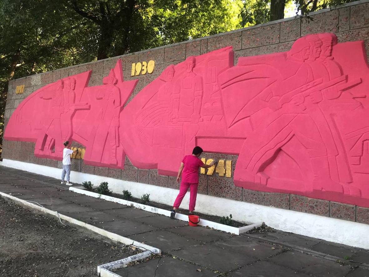 В Запорожской области сотрудники полиции и представители общественности присоединились всероссийскому субботнику  «Зеленая Россия» Сотрудники ГУ МВД России по Запорожской области приняли участие во Всероссийском экологическом субботнике «Зеленая Россия». К полицейским присоединились представители общественных организаций и молодежных патриотических объединений региона.  Участники акции, вооружившись хозяйственным инвентарем, облагородили территорию мемориального комплекса «Братская могила» в городе Мелитополе.  Акция направлена на эколого-патриотическое воспитание детей и молодежи, формирование у подрастающего поколения и взрослого населения социально-активной гражданской позиции. Подобные мероприятия проходят во всех субъектах Российской Федерации при поддержке Общероссийского экологического общественного движения «Зелёная Россия».